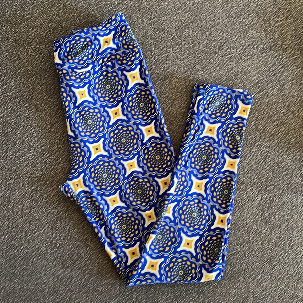LuLaRoe Women’s geometric print leggings OS.